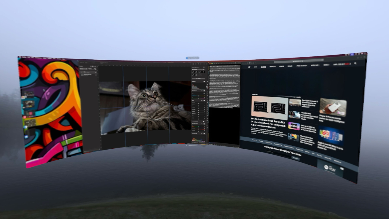 Una configuración de escritorio de realidad virtual con tres pantallas curvas que muestran gráficos coloridos, un software de edición de fotografías de gatos, artículos y un fondo exterior brumoso.