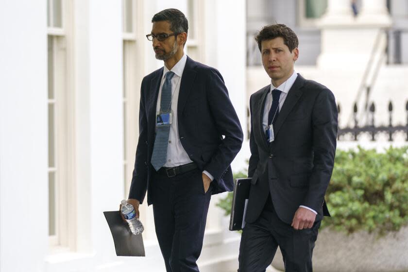 Archivo: Sundar Pichai, director ejecutivo de Alphabet, izquierda, y Sam Altman, director ejecutivo de OpenAI, llegan a la Casa Blanca para una reunión con la vicepresidenta Kamala Harris sobre inteligencia artificial, el jueves 4 de mayo de 2023, en Washington. A medida que aumentan las preocupaciones sobre sistemas de inteligencia artificial cada vez más potentes como ChatGPT, el organismo de control financiero del país dice que está trabajando para garantizar que las empresas cumplan con la ley cuando utilicen IA. (Foto AP/Evan Vucci, archivo)