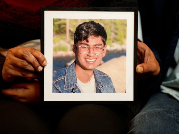 Los padres de Suchir Balaji, Poornima Ramarao, izquierda, y Ramamurthy Balaji, derecha, sostienen una fotografía de su hijo de 2022, en su casa en Union City, California, el lunes 23 de diciembre de 2024. Suchir Balaji, de 26 años, es un ex investigador de OpenAI conocido por denunciar la exitosa compañía de inteligencia artificial que fue encontrado muerto en su apartamento el pasado mes de noviembre. (Nhat V. Meyer/Bay Grupo de noticias del área)