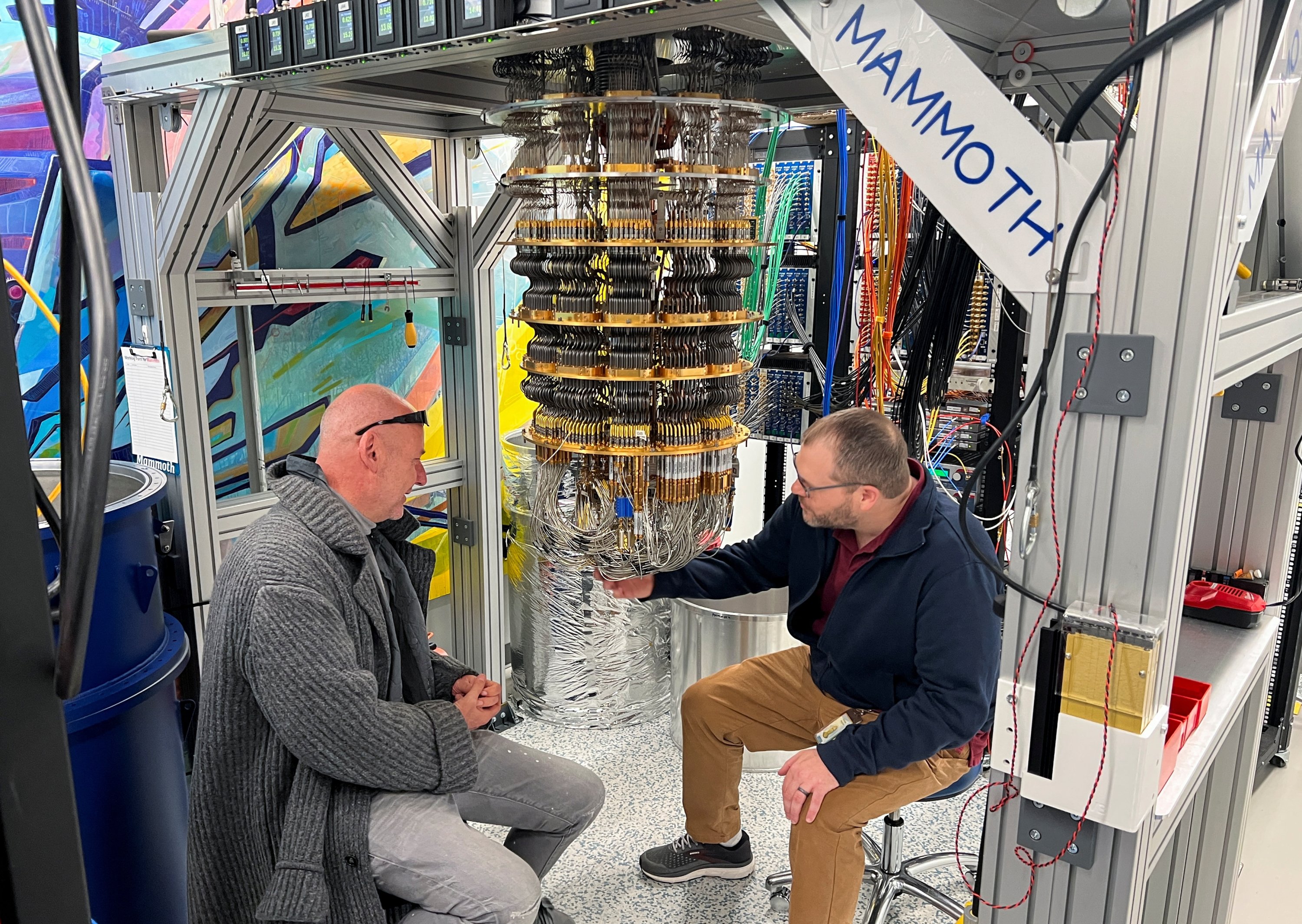 Hartmut Neven (izq.) y Anthony Megrant (derecha) de Google Quantum AI examinan un refrigerador criostato para enfriar chips de computación cuántica en el laboratorio de Quantum AI de Google en Santa Bárbara, California, EE. UU., 25 de noviembre de 2024. (Foto de Reuters)