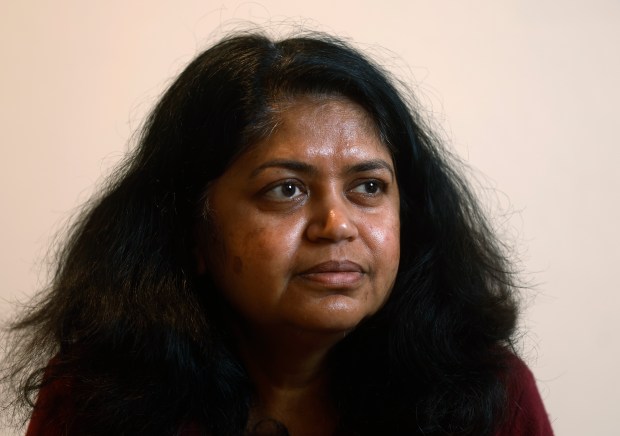 Poornima Ramarao, madre de Suchir Balaji, habla con esta nueva organización en su casa en Union City, California, el lunes 23 de diciembre de 2024. Suchir Balaji, de 26 años, es un ex investigador de OpenAI conocido por denunciar la exitosa empresa de inteligencia artificial. quien fue encontrado muerto en su apartamento en noviembre pasado. (Nhat V. Meyer/Bay Area News Group)