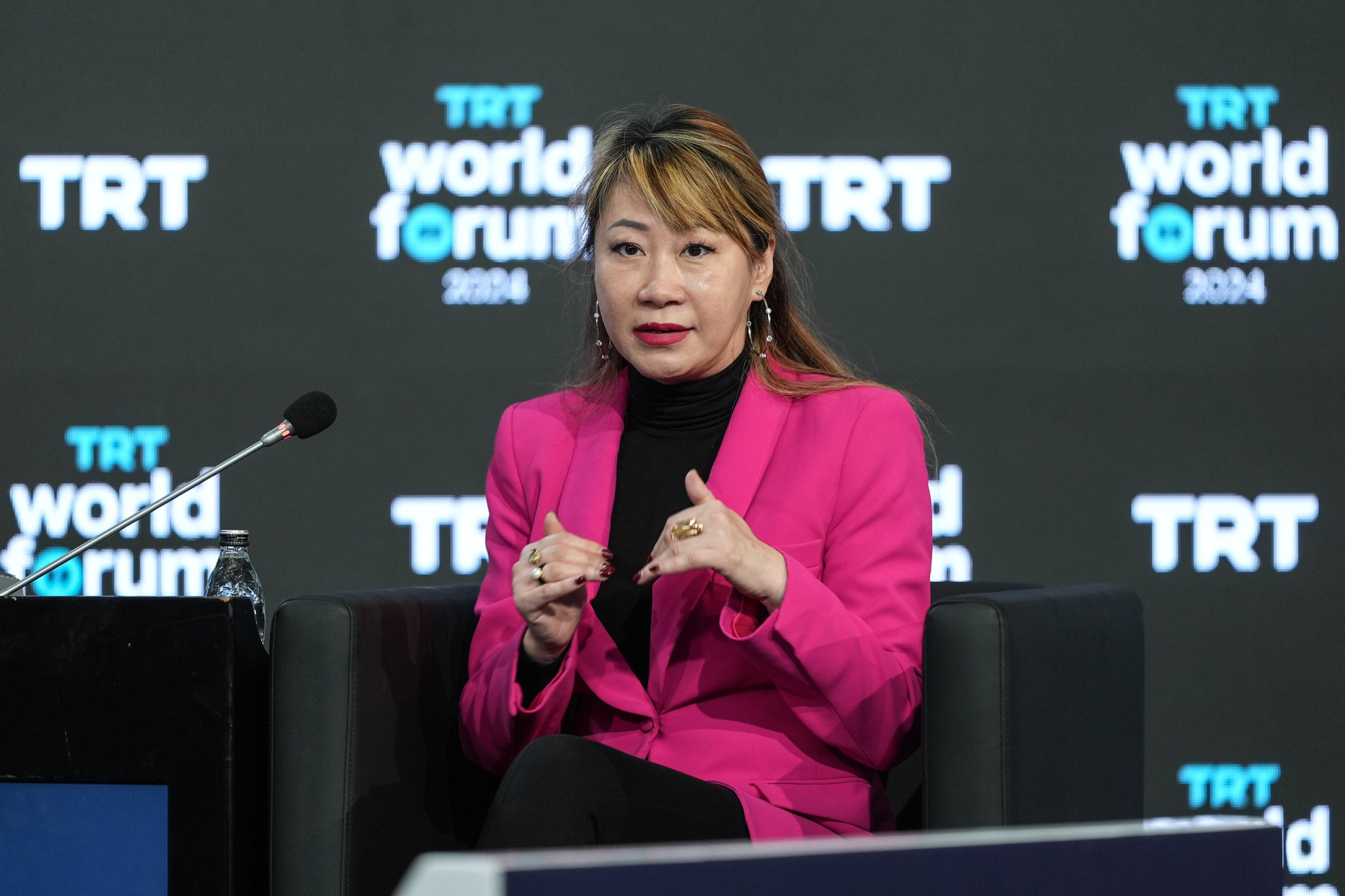 Pascale Fung, directora senior de Investigación de IA en Meta y profesora de Ingeniería Electrónica e Informática en la Universidad de Ciencia y Tecnología de Hong Kong (HKUST), pronuncia un discurso durante un panel sobre inteligencia artificial en el Foro Mundial TRT, Estambul, Türkiye, noviembre 30, 2024. (Foto AA)