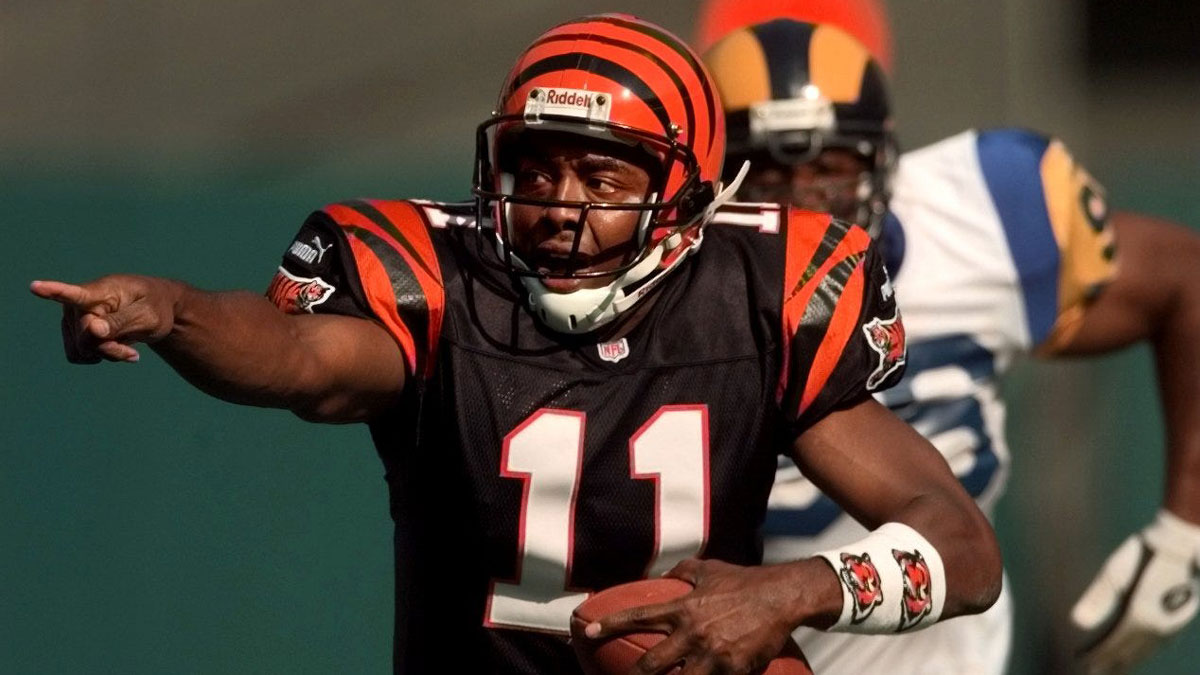 Akili Smith pointing Bengals