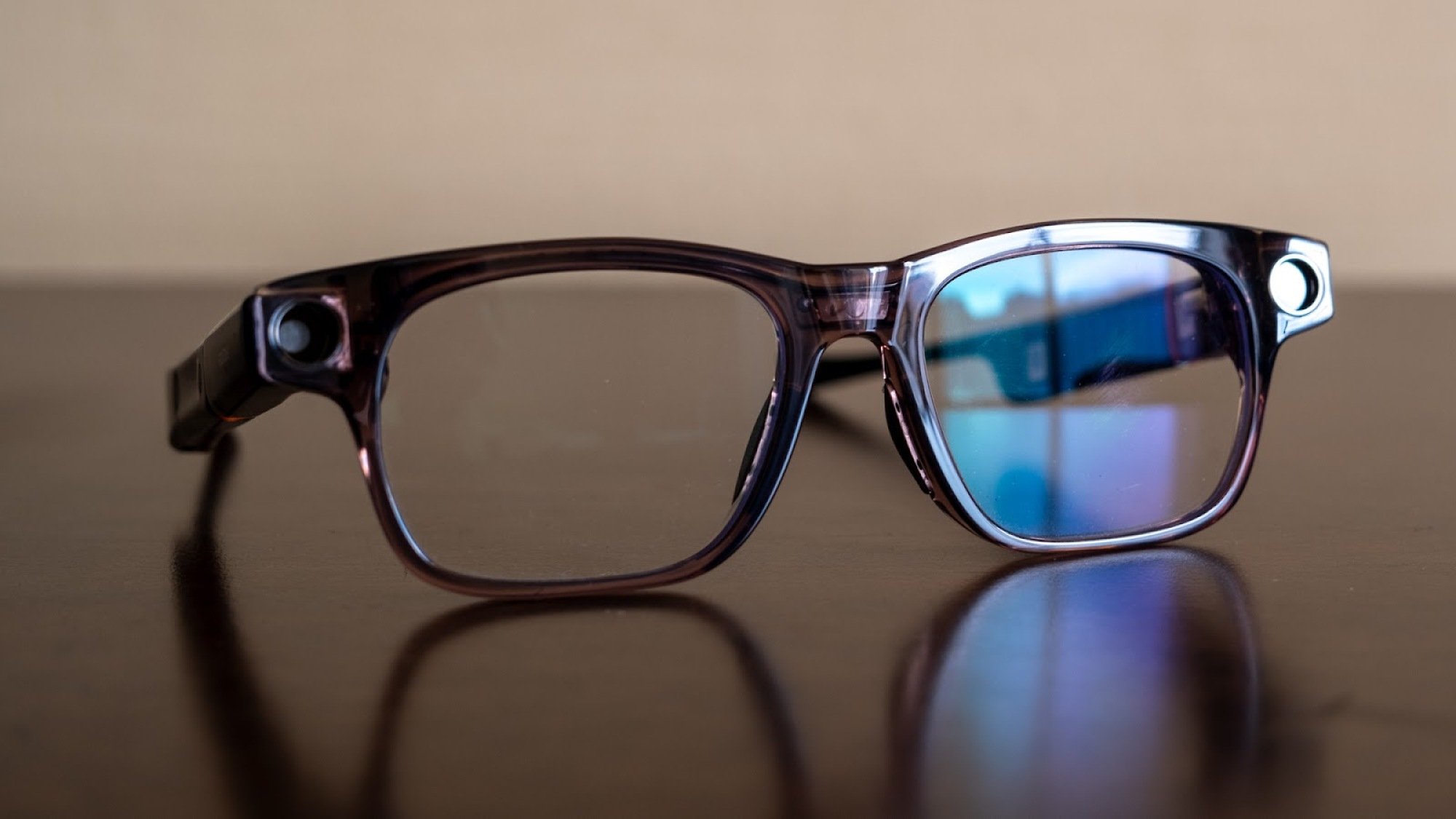 Las gafas inteligentes Solos AirGo Vision sobre una mesa.