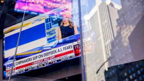 Una pantalla de televisión que muestra la cobertura de Fox News del efecto de Deepseek en los mercados