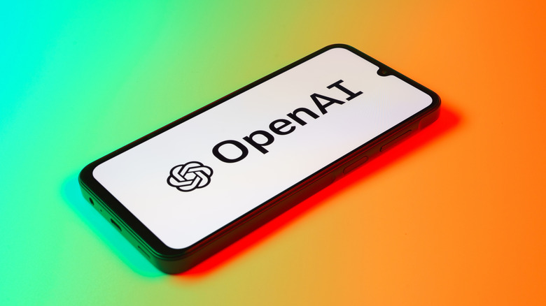Logotipo de OpenAI en un teléfono inteligente