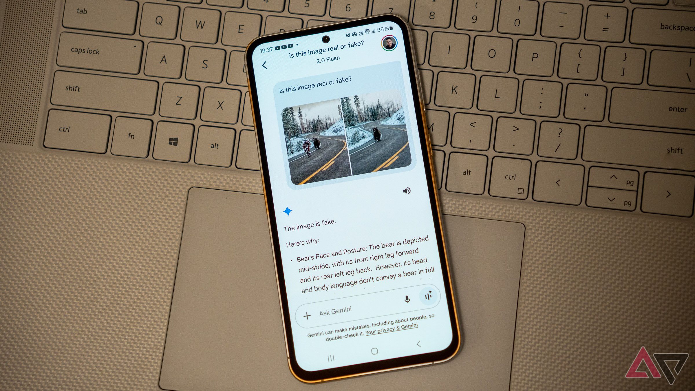 Se abre un teléfono Samsung Galaxy en un teclado portátil con la aplicación Google Gemini