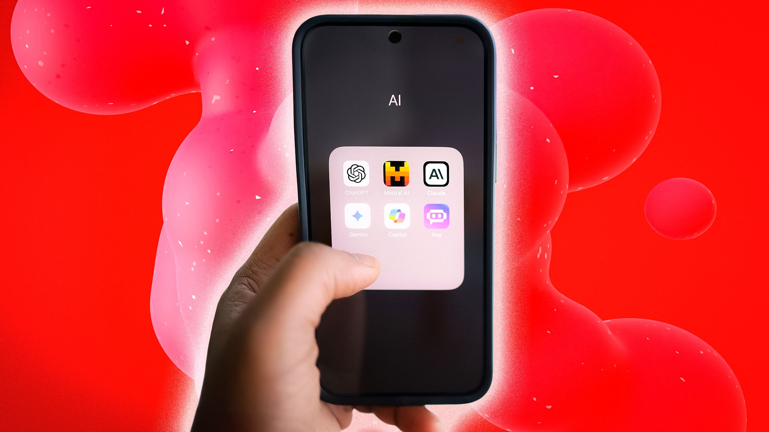 Una mano que contiene un teléfono inteligente con iconos para aplicaciones de IA en la pantalla