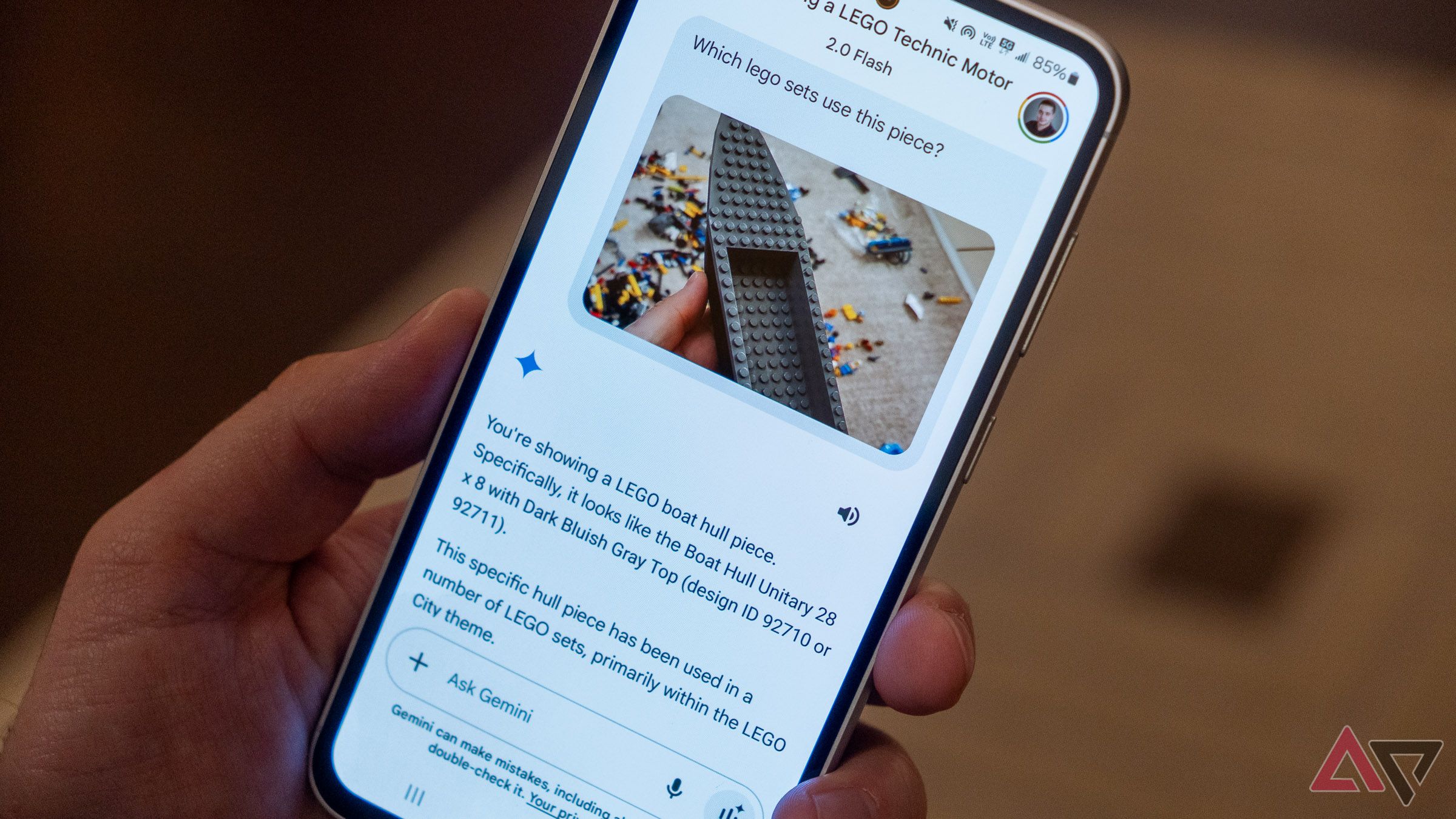 Se abre un teléfono Samsung Galaxy en la mano con la aplicación Google Gemini