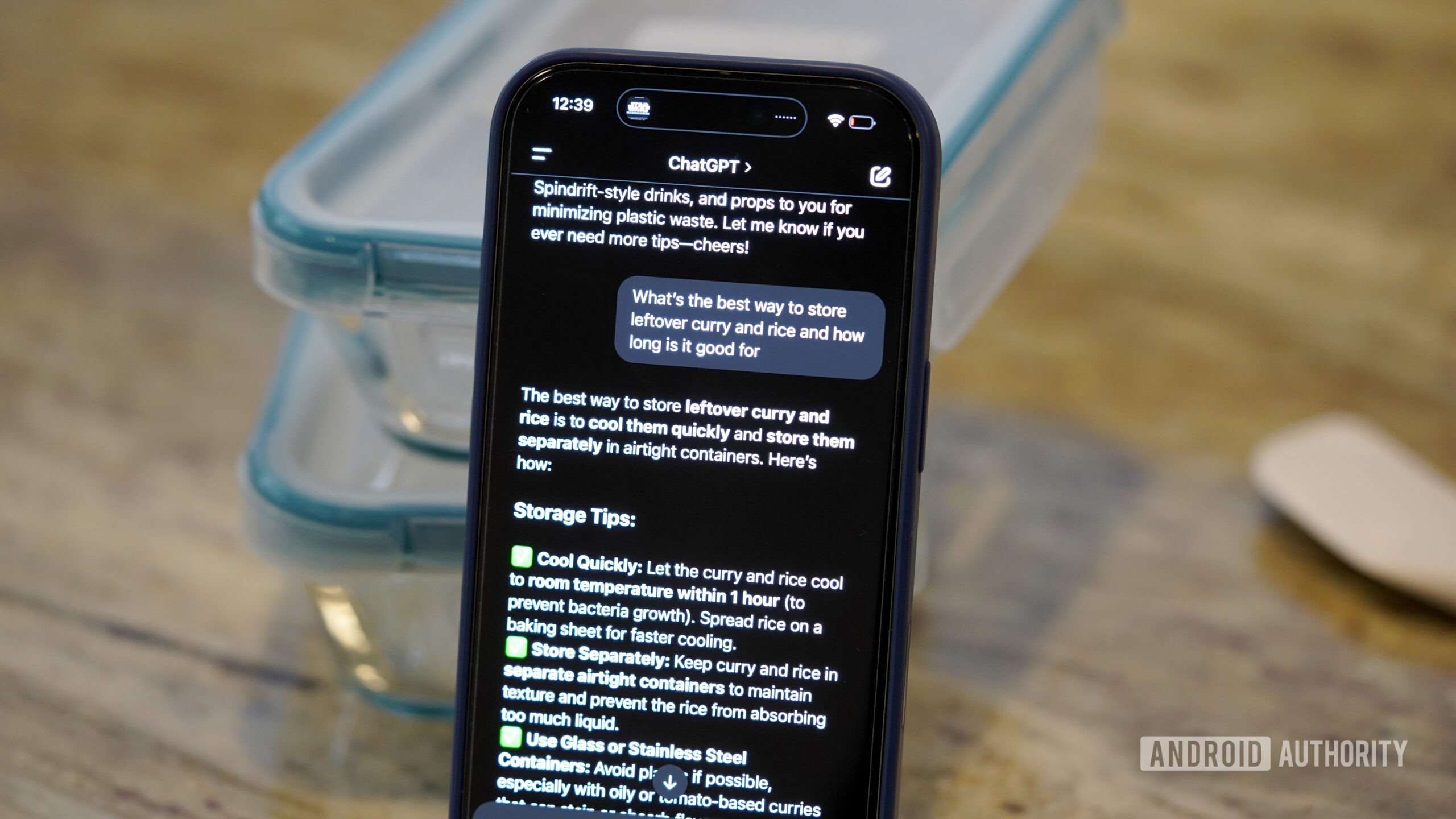 El iPhone de un usuario muestra consejos de ChatGPT relacionados con el almacenamiento de alimentos.