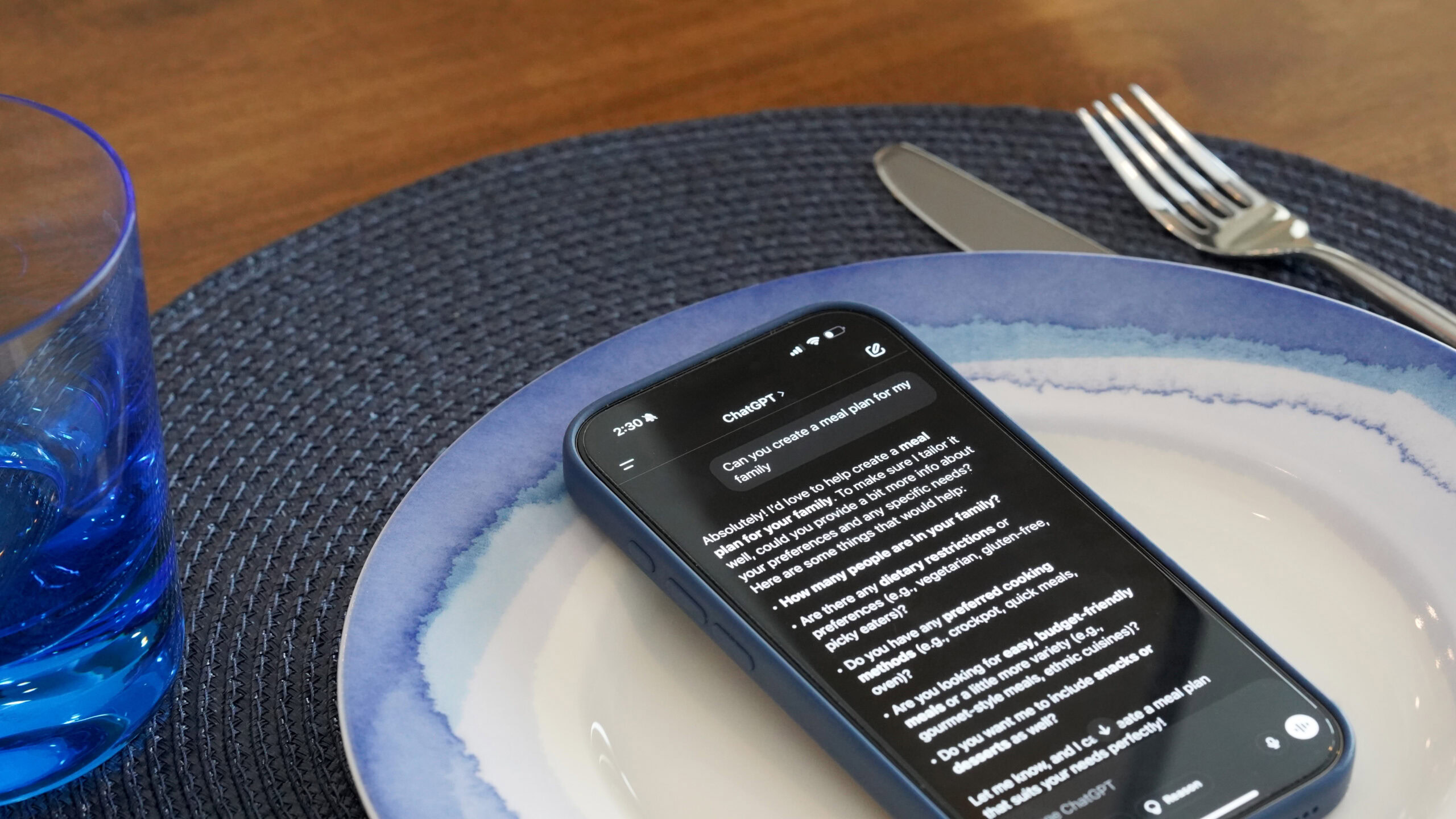 Aniphone muestra a un usuario pidiendo a ChatGPT que cree un plan de comidas.