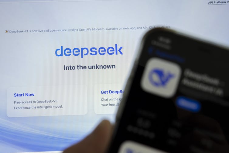 Pantalla de teléfono móvil y computadora que muestra el logotipo de Deepseek.