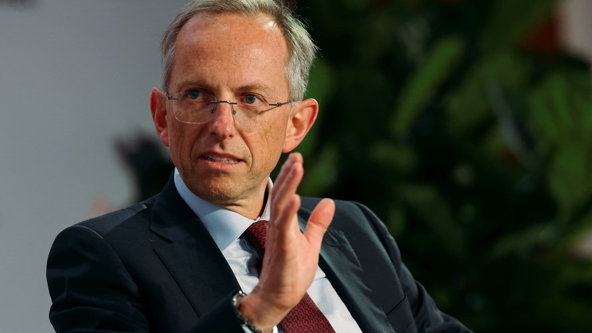 Benedetto Vigna, CEO de Ferrari, habla durante la próxima conferencia de Reuters Next, en la ciudad de Nueva York, EE. UU., 10 de diciembre de 2024. 