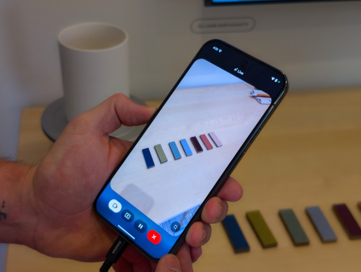 La aplicación Gemini Live en el Galaxy S25 Ultra transmitió a un televisor que muestra la aplicación Gemini con la función de la cámara abierta