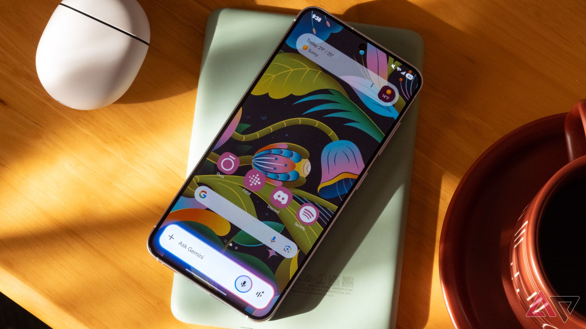 El Samsung Galaxy S25 con Google Gemini activado en una mesa de madera