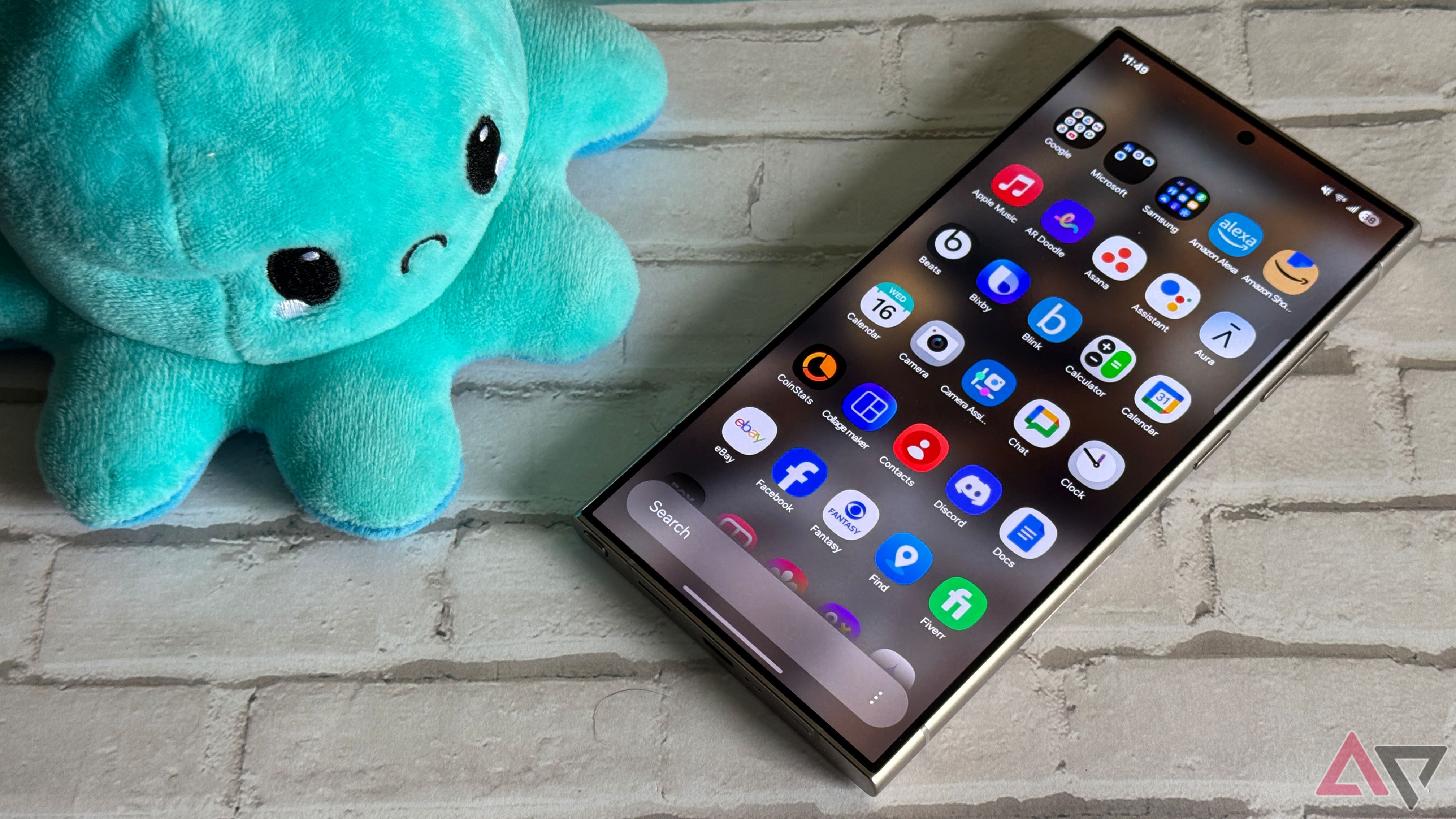 Samsung Galaxy S24 Ultra Running One UI 7 con un peluche fruncido