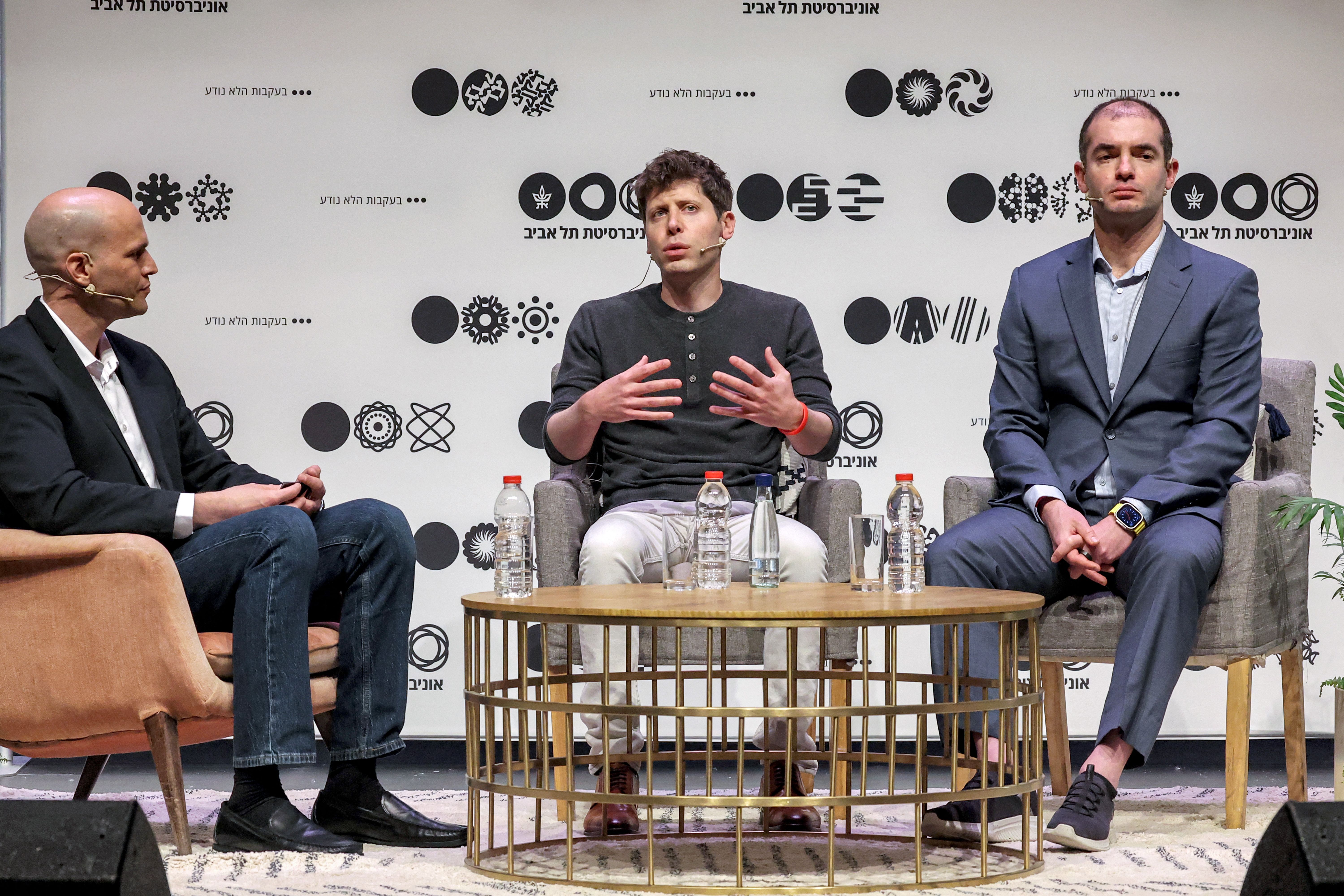 Sam Altman e Ilya Sutskever hablando en la Universidad de Tel Aviv.