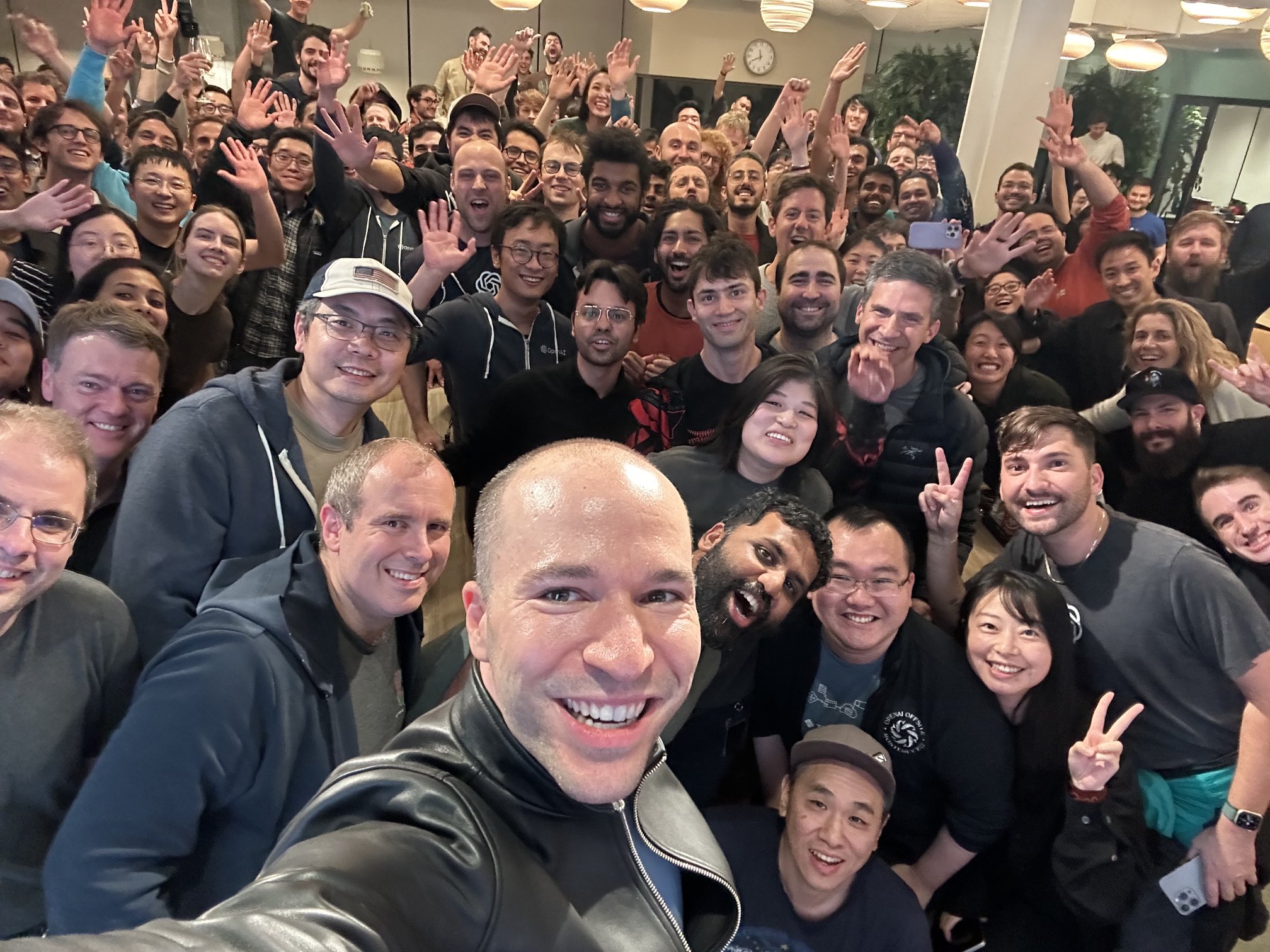 Greg Brockman con miembros del equipo Operai.