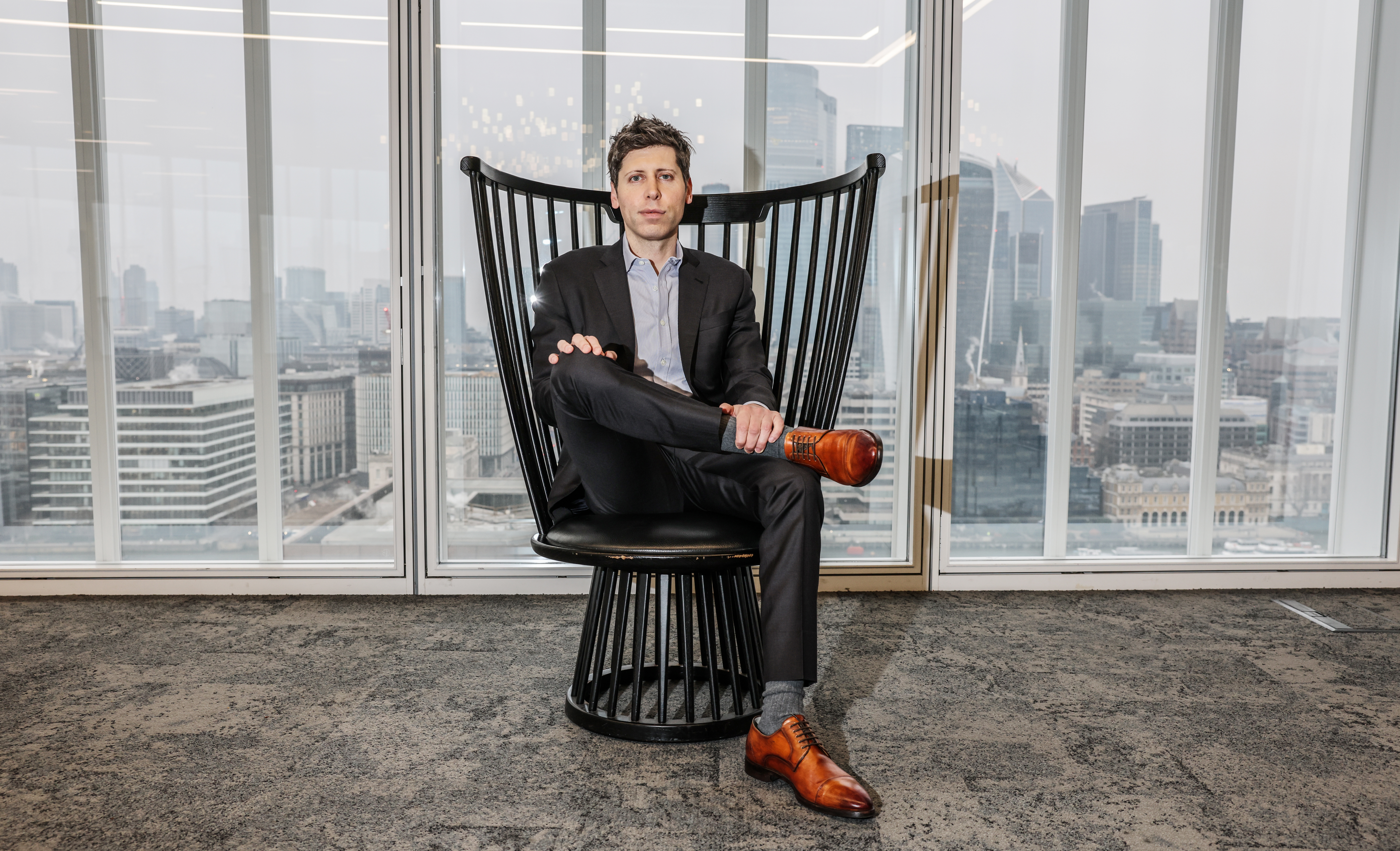 Sam Altman, creador de Operai, sentado en una silla.