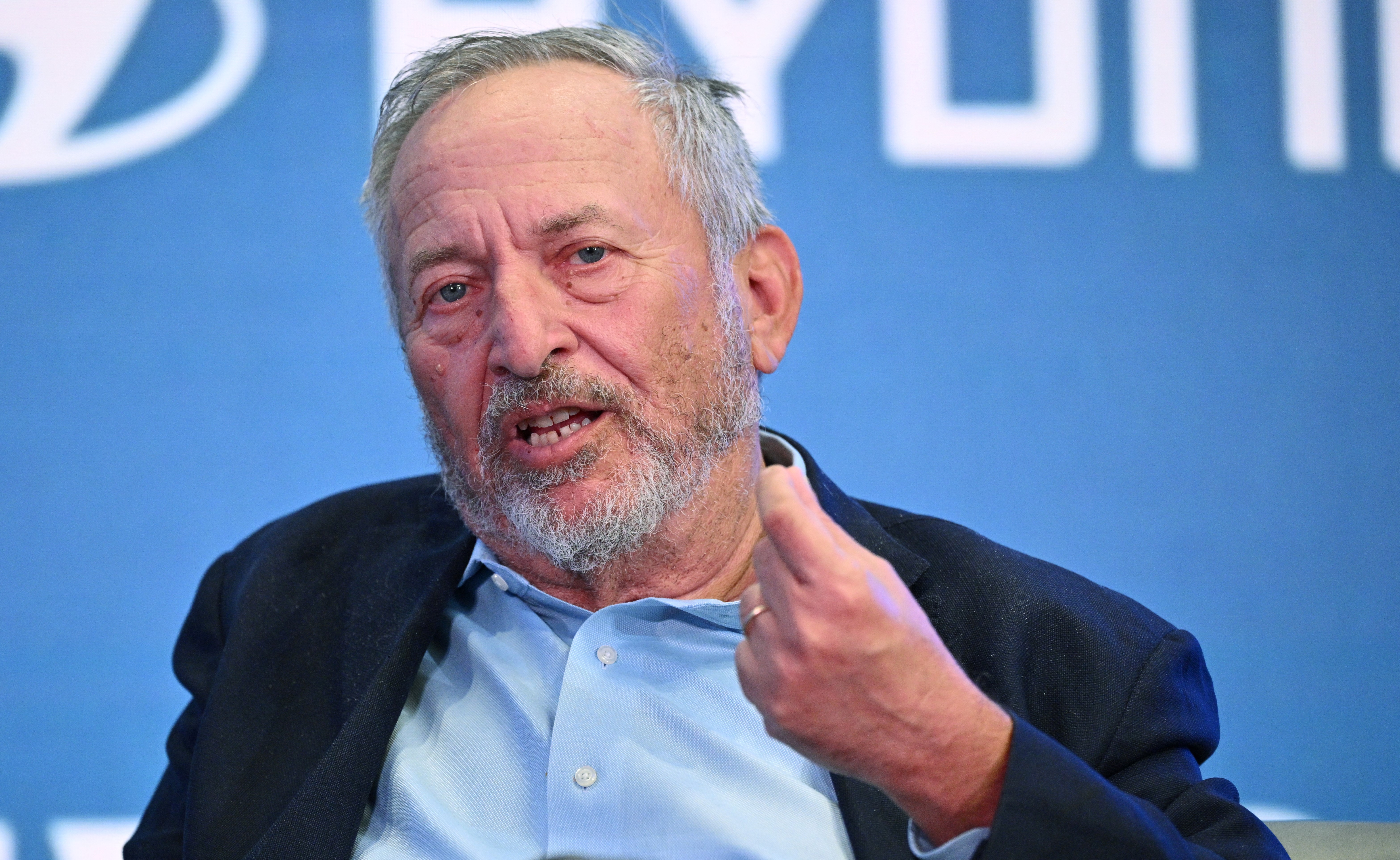 Larry Summers hablando en la cumbre económica mundial.
