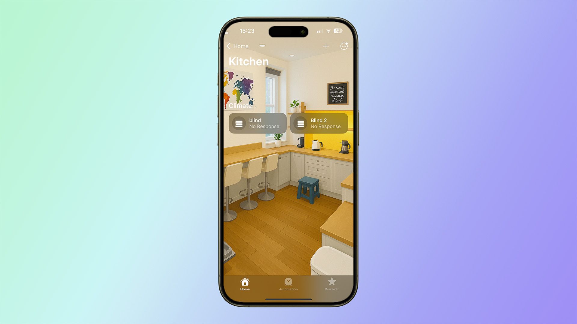 La aplicación inicio en un iPhone 15 Pro que muestra un fondo ilustrado de la habitación generado por ChatGPT.