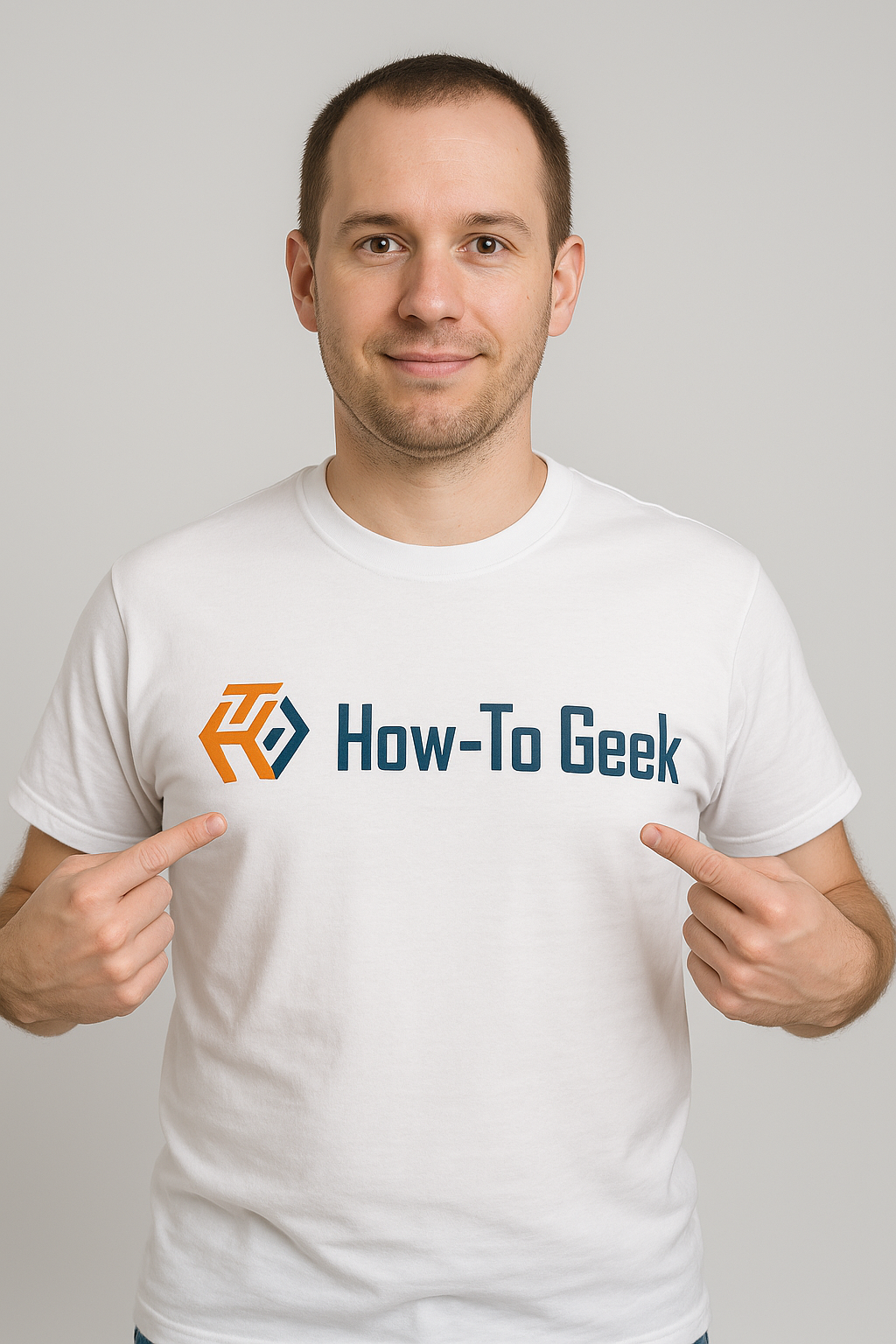 Chatgpt Imagen de alguien que usa una camiseta con geek que le escribe.