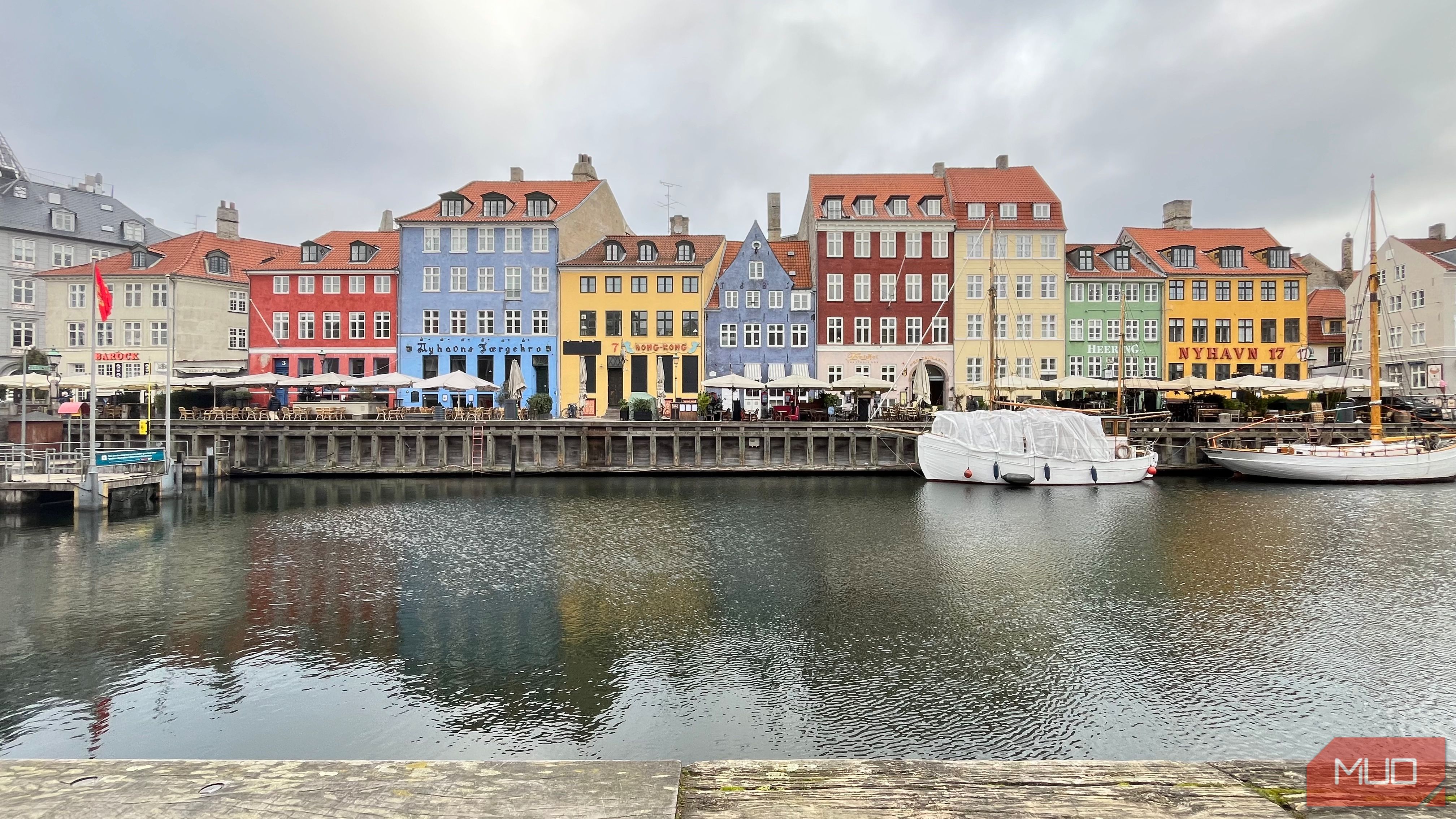 Canal y casas en una ciudad