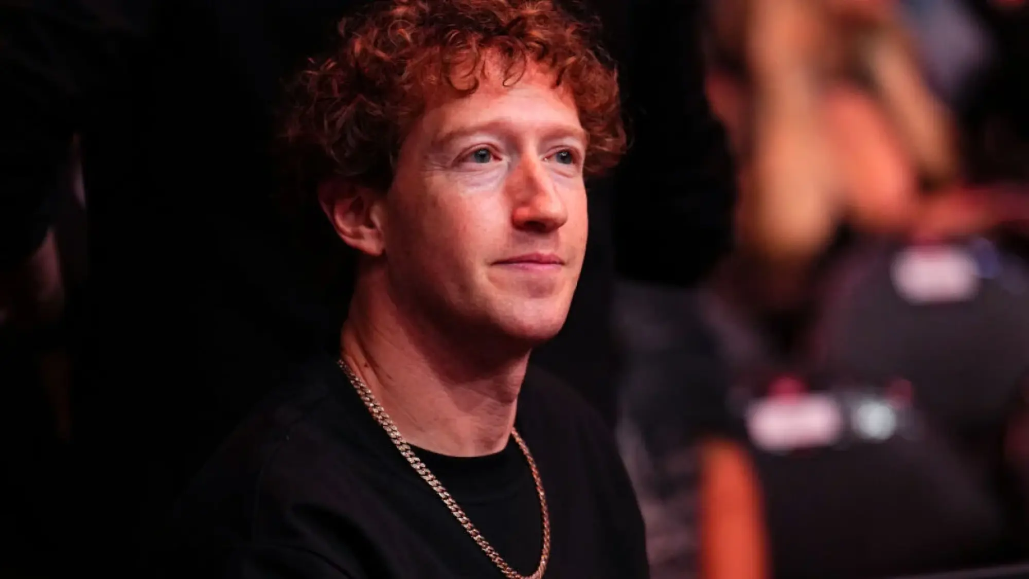 Mark Zuckerberg con camiseta negra con cadena de oro